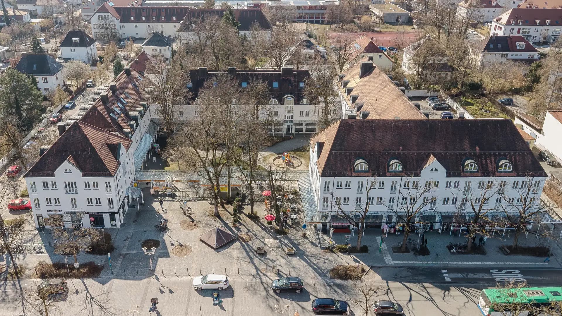 Ensemble aus Wohn- und Geschäftshäusern einer Bestandsanlage in Haar bei München aus der Luft
