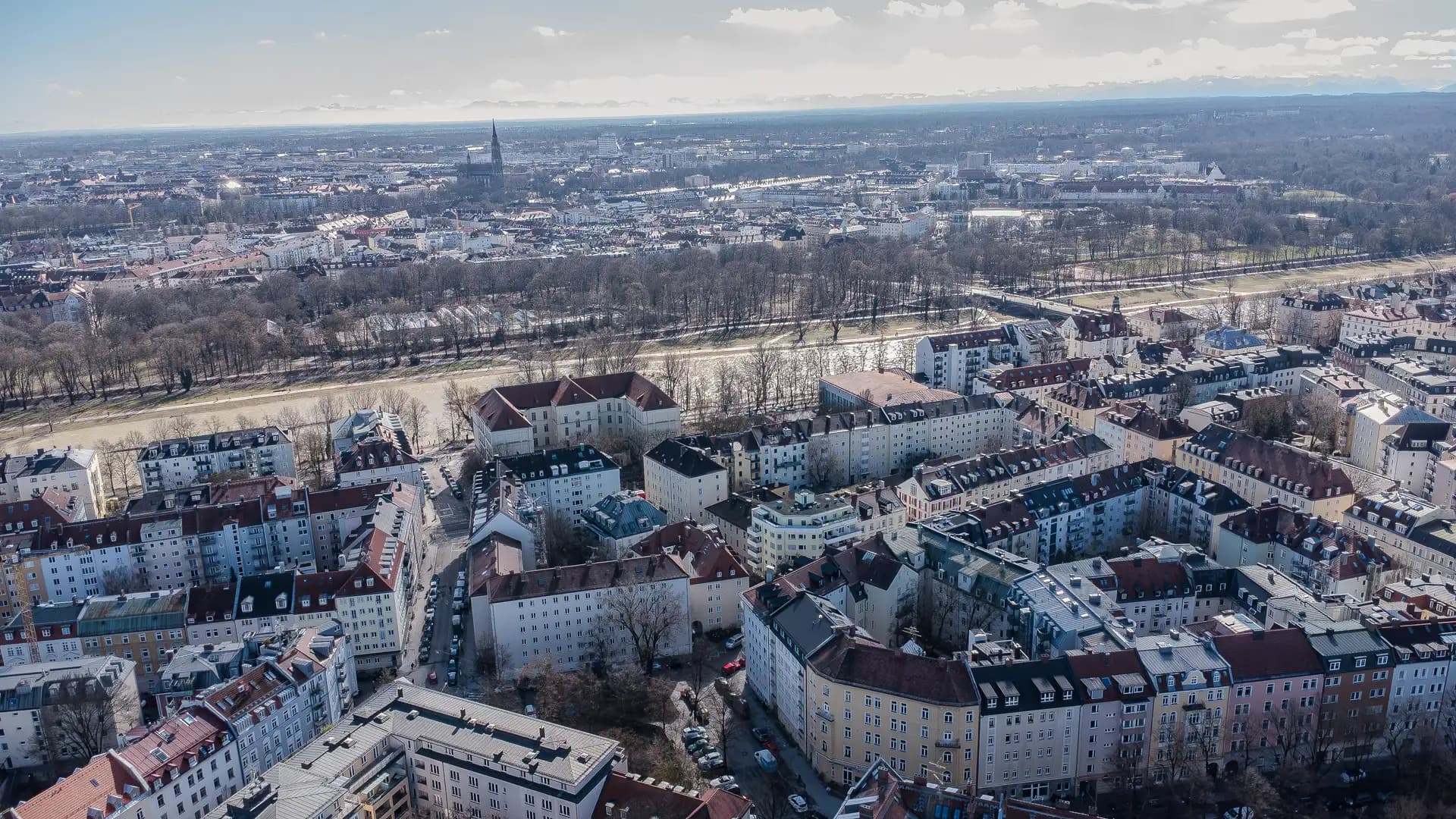 Blick über die Isar auf Münchner Bestandsviertel mit Wohnhäusern