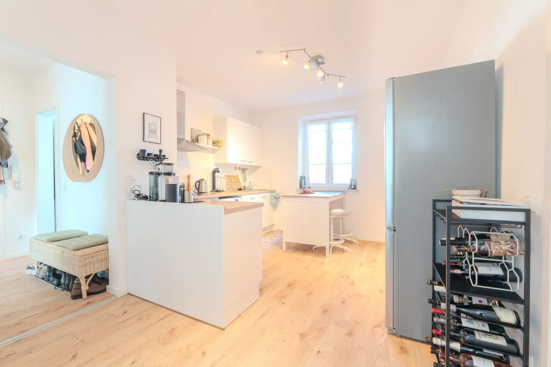 Wohnküche einer sanierten Münchner Altbauwohnung mit Essplatz