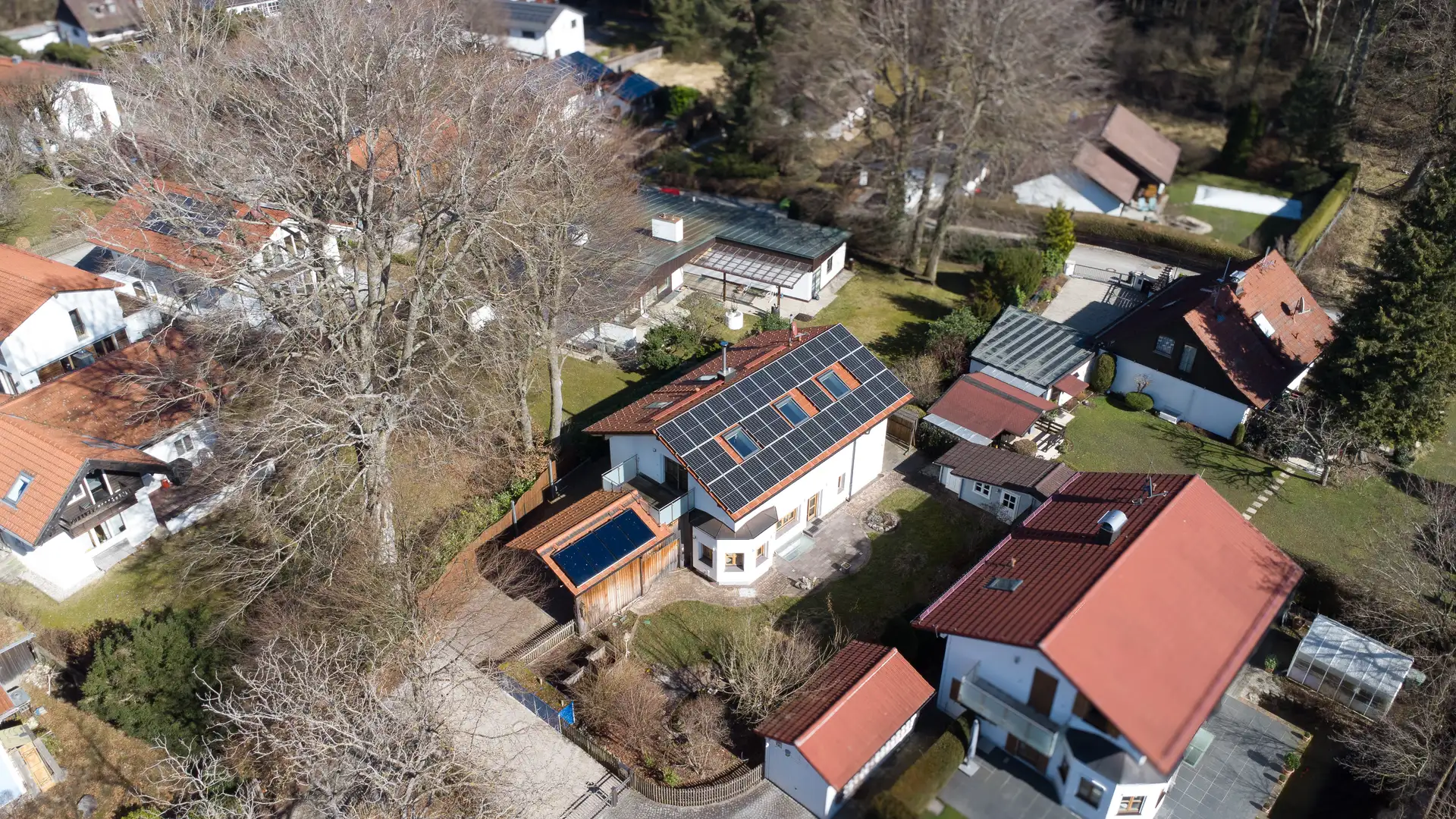 Grundstück mit altem Baumbestand und Nebengebäuden in Oberhaching aus der Vogelperspektive