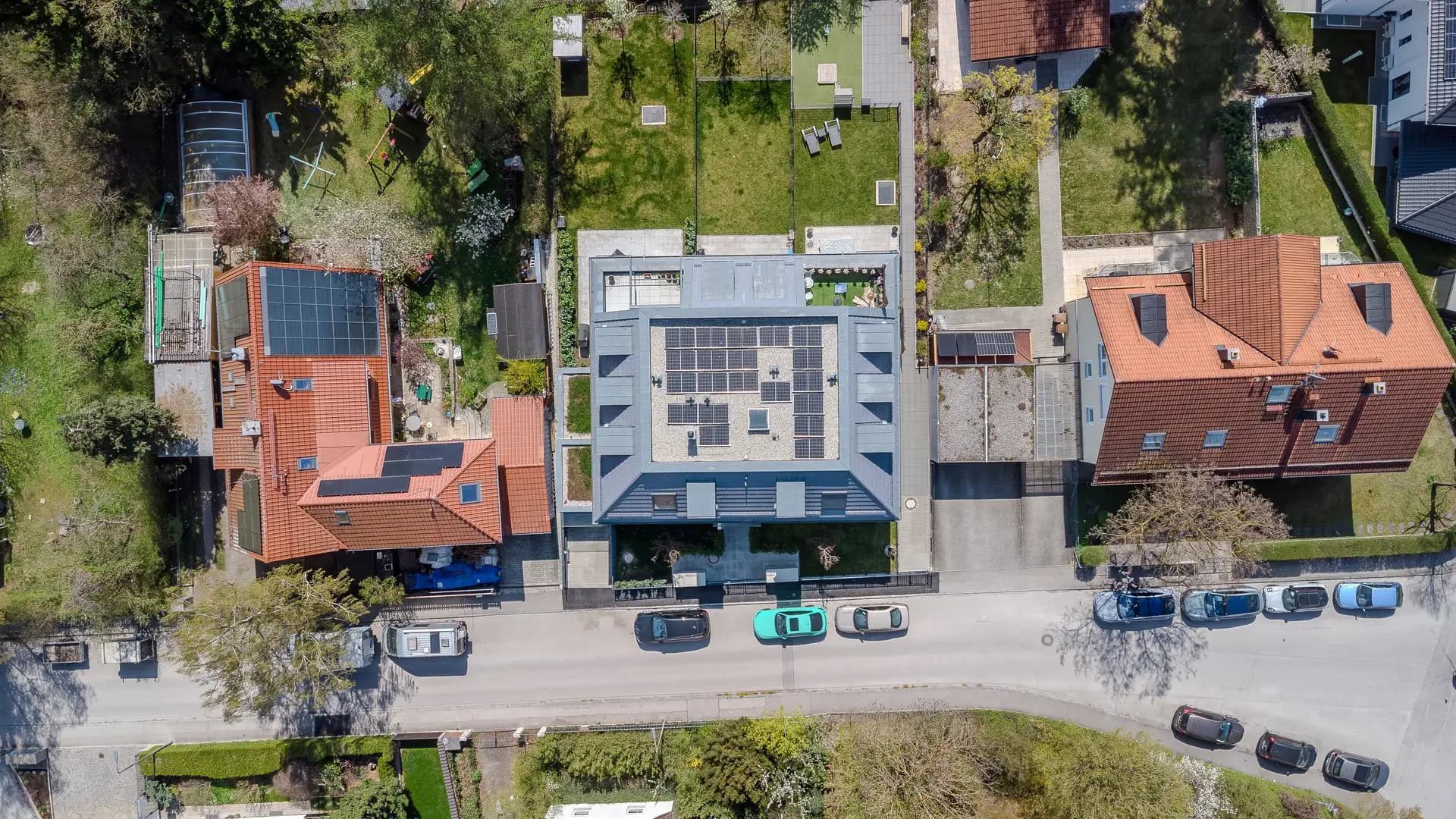Senkrechte Luftaufnahme über Wohnhäuser, Gärten und eine Wohnstraße in Waldtrudering