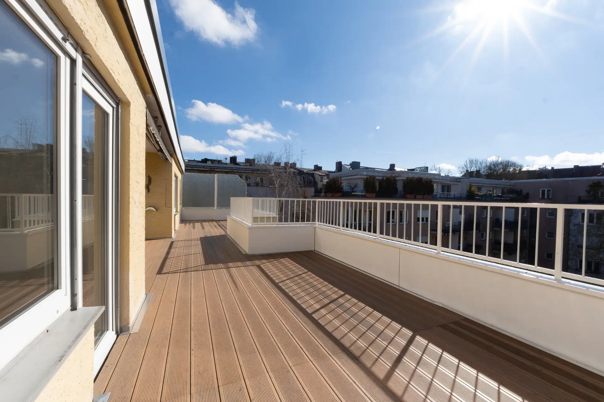 Sonnige Dachterrasse einer Eigentumswohnung über den Dächern von München