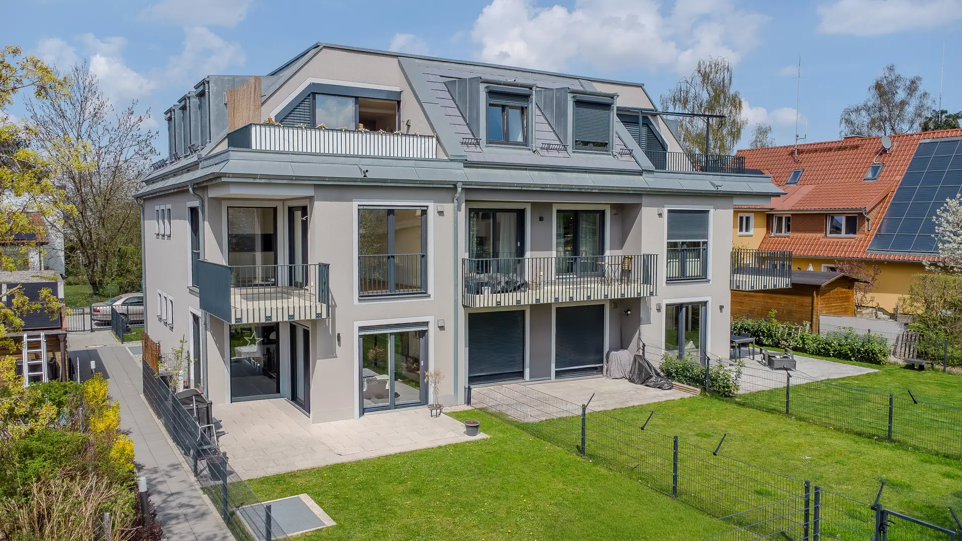 Wohngebäude mit Garten und Terrassen von der Gartenseite – ruhiges Wohnumfeld in München